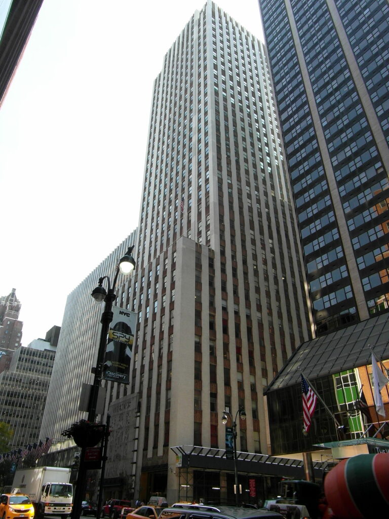 Raymond Mathewson Hood, Daily News Building, 1928 36-story tower that is 476 feet (145 m) skyscraper 220 East 42nd Street New York City